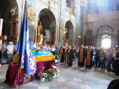 У Гарнізонному храмі львів’яни попрощались із новітнім Героєм України Владиславом Домченком У Гарнізонному храмі львів’яни попрощались із новітнім Героєм України Владиславом Домченком